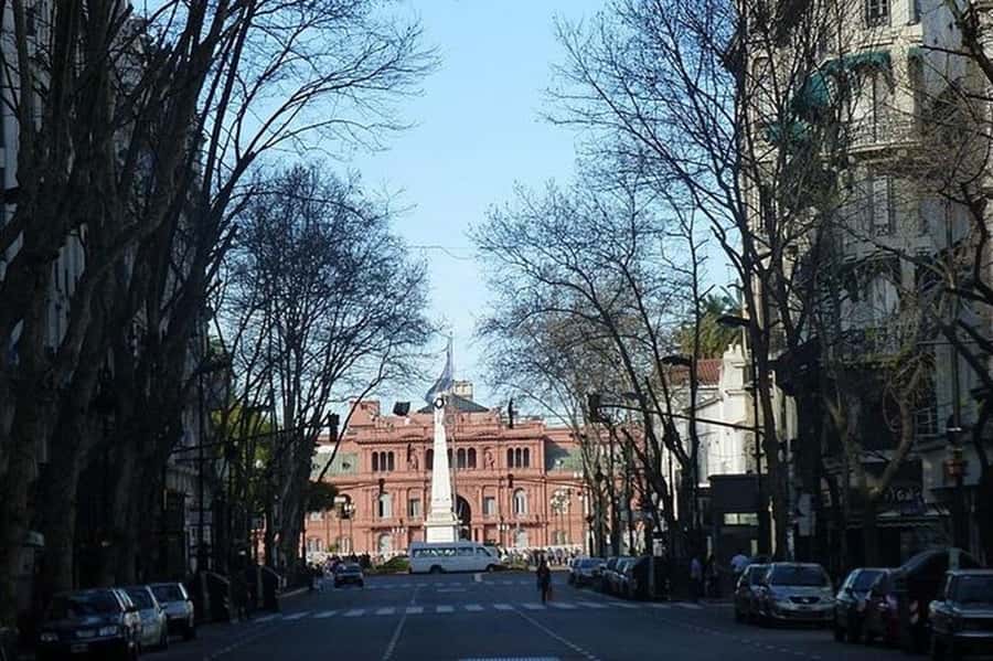 5hs Small Group City Tour of Buenos Aires with Street Food - Guide Quality, Questions, and the Value of a Real Conversation
