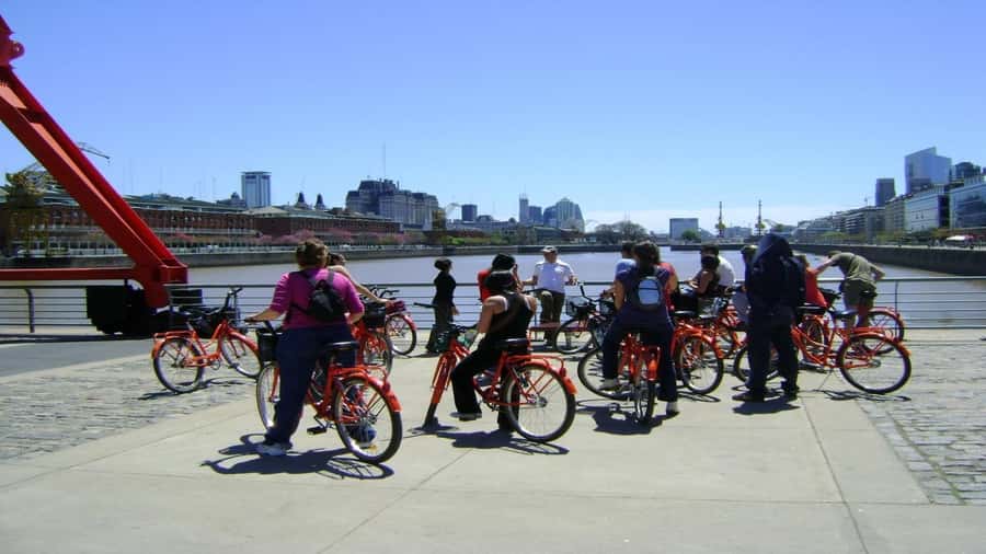 Buenos Aires Bike Tour: South or North Circuit - North Circuit: Recoleta Cemeteries, Barrio Norte Streets, and Palermo Woods