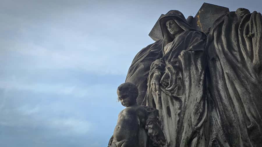 Buenos Aires: Chacarita, The Largest Cemetery In Argentina - Entering the Main Grounds: Photo Stops That Actually Teach