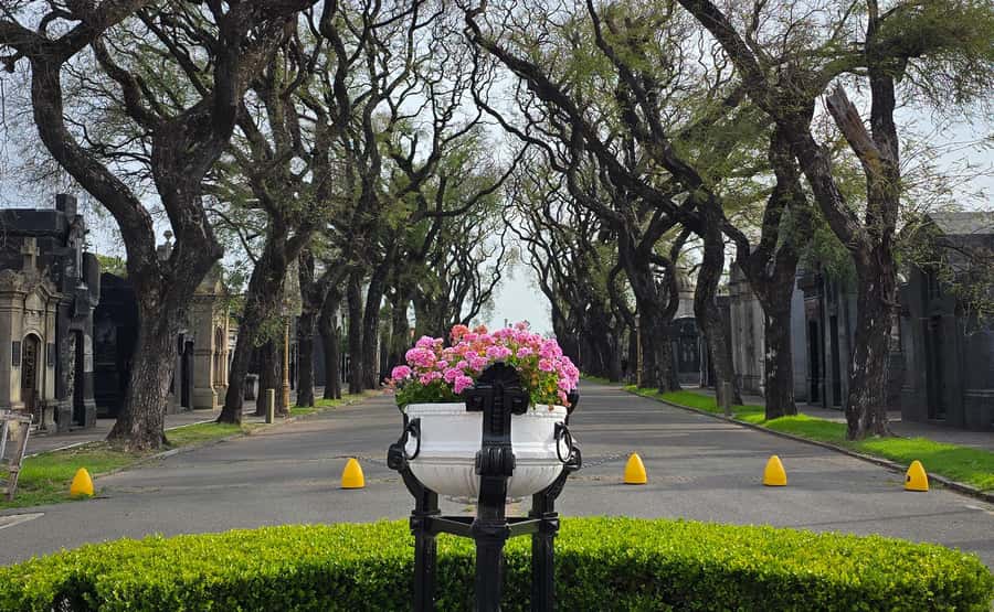 Buenos Aires: Chacarita, The Largest Cemetery In Argentina - Commonwealth War Graves: Quiet Meaning in a Specific Space