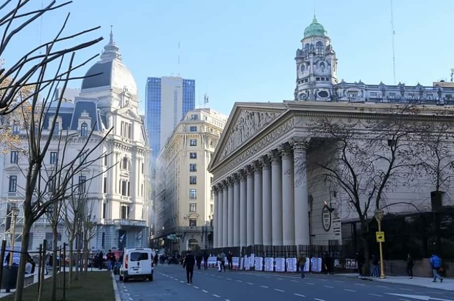 Buenos Aires : Highlights Walking Tour With A Guide - Plaza de Mayo and Avenida de Mayo: Politics, Power, and Photo Angles