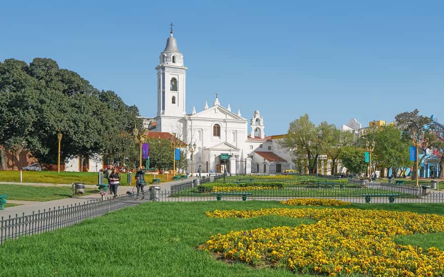 Buenos Aires: Recoleta and Retiro Tip Based Walking Tour - Arroyo and Alvear streets: strolling the refined side of Recoleta
