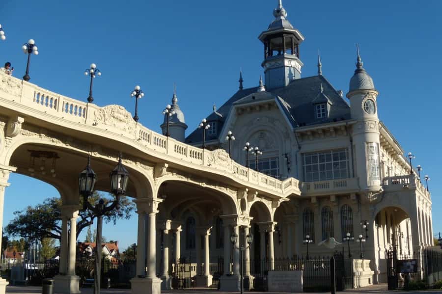 Full Day City Tour Buenos Aires, Recoleta Cemetery and Tigre - Food, comfort, and what you’ll be walking through