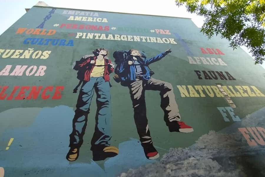 Premium Argentinian Wine and Malbec Tasting & Urban Art Tour - Palermo Soho on foot: what you’ll notice while walking