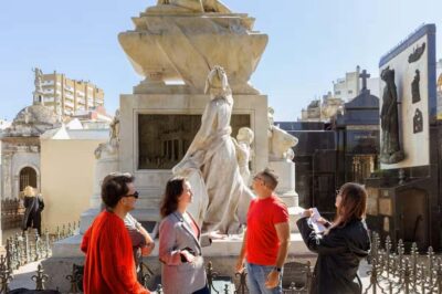 Recoleta & Cemetery for curious people - Starting at Rapa Nui and warming up at Plaza General San Martín