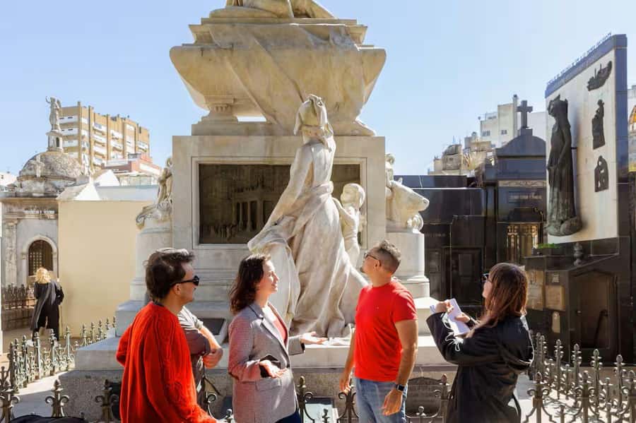 Recoleta & Cemetery for curious people - Starting at Rapa Nui and warming up at Plaza General San Martín