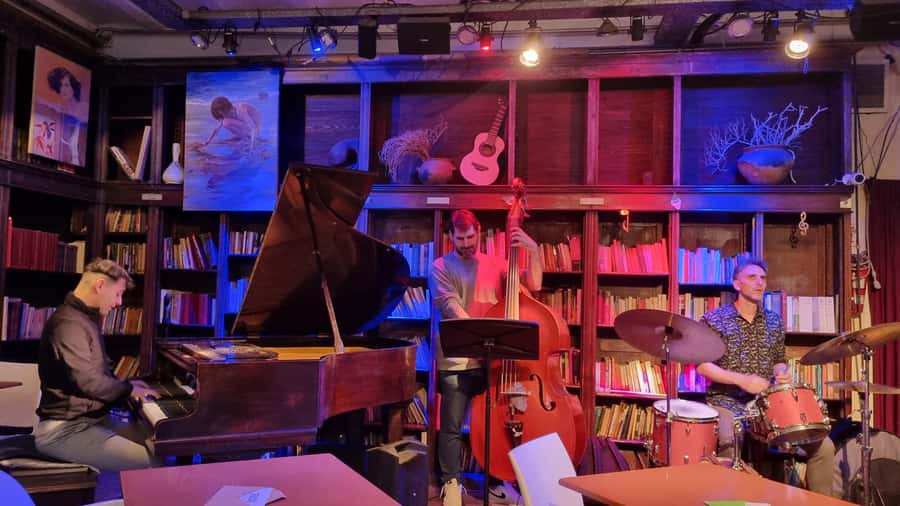 Recoleta Walking Tour and Live Jazz Show - Arroyo and Avenida 9 de Julio: scale checks the elegance