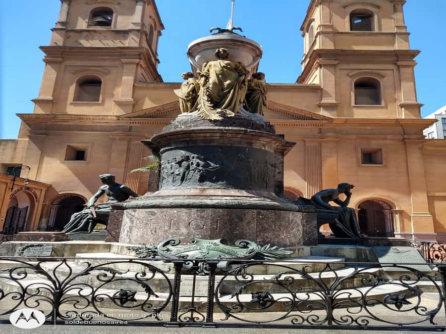San Telmo Private Guided amazing Walking Tour - Casa Minima photo moment and street stories at Paseo de La Historieta
