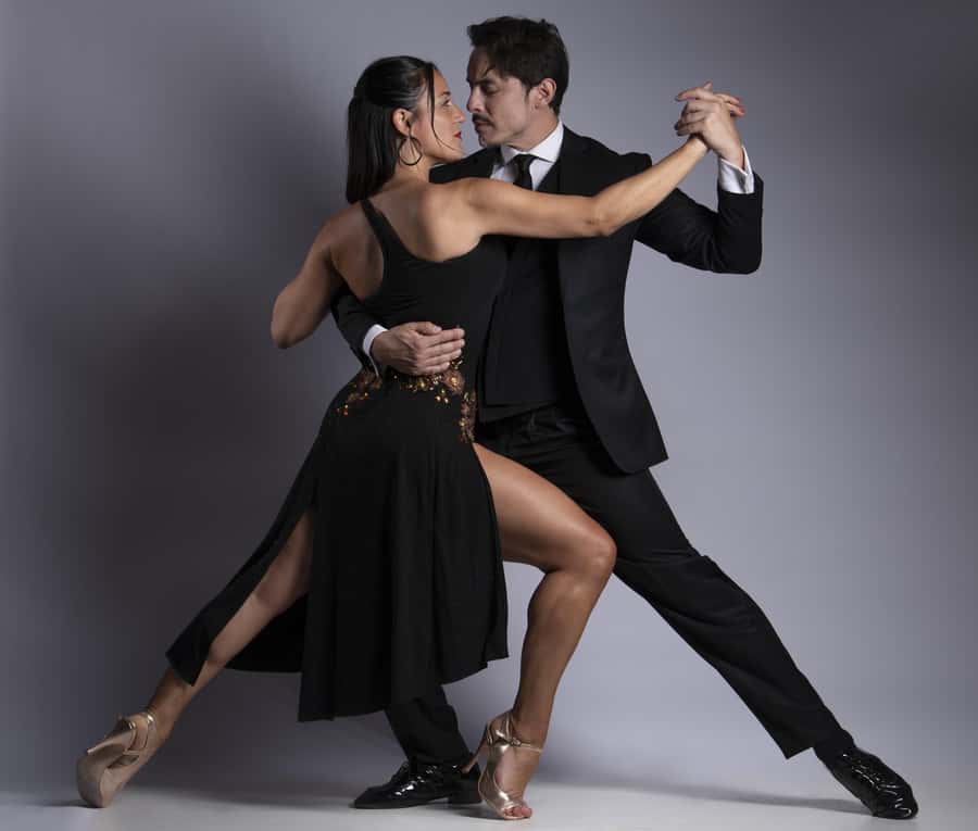 Tango Lesson in Buenos Aires with professional dancers - Learning Tango History in the Rooms Where It Happened